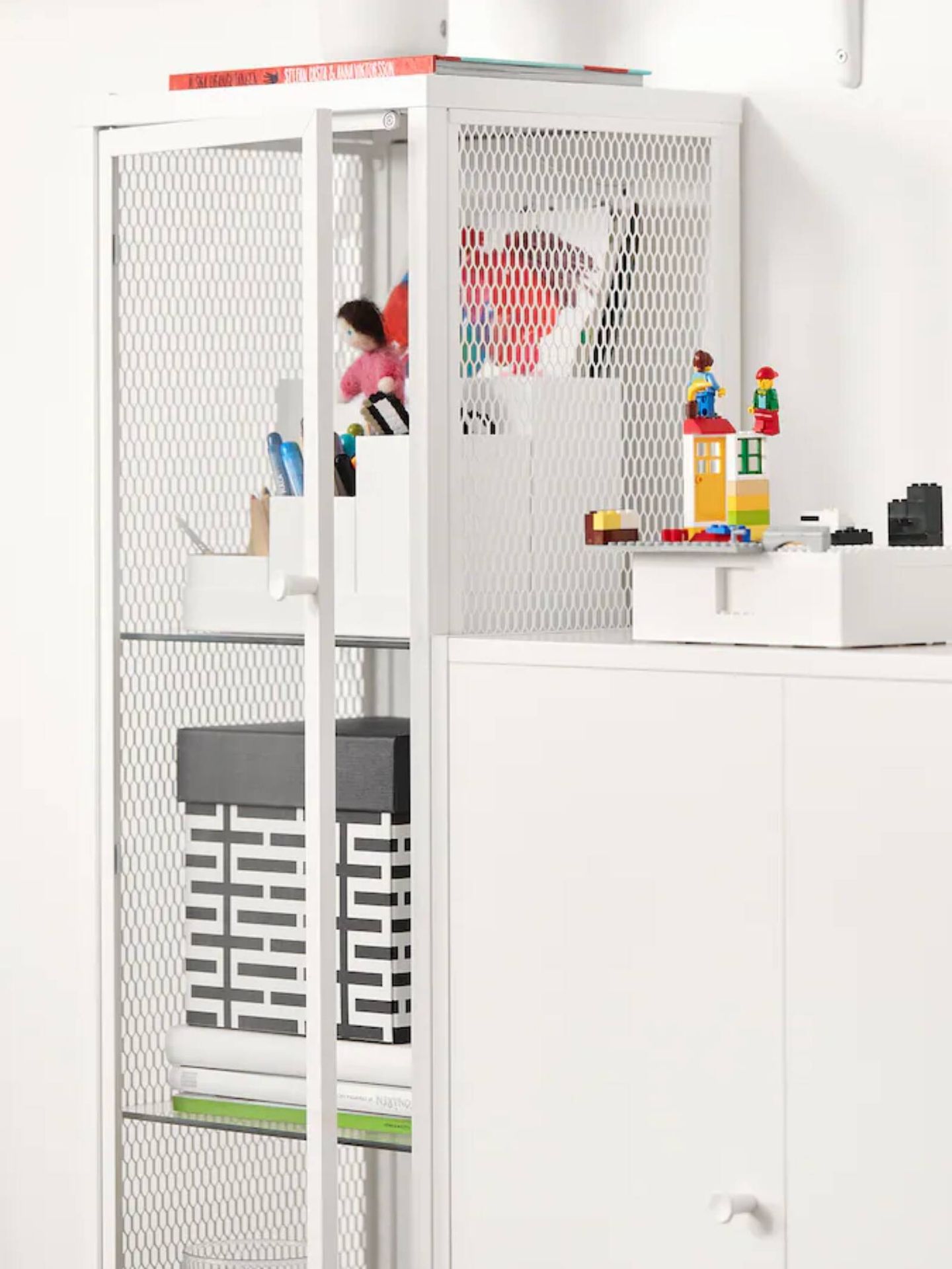 La vitrina de Ikea, el mueble ideal para una casa elegante y ordenada. (Cortesía)