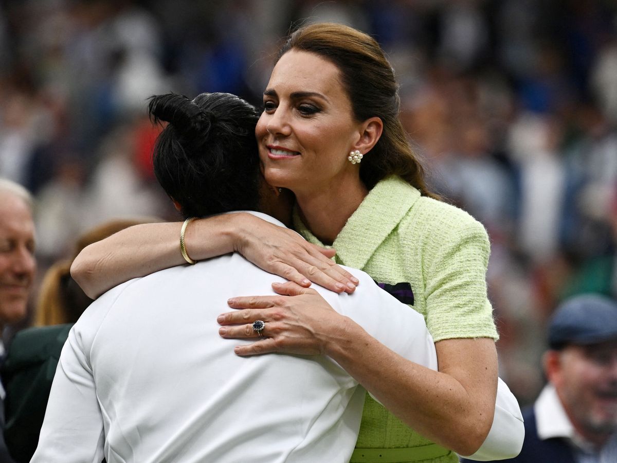 Foto: Kate Middleton abraza a Marketa Vondrousova, la vencedora del torneo femenino de Wimbledon. (Reuters/Dylan Martinez)