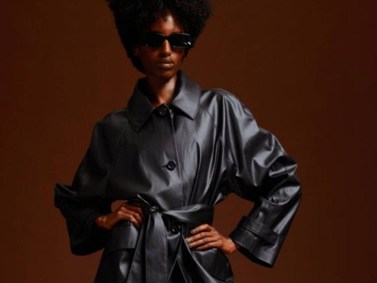 Foto: Suma puntos de tendencia con este abrigo negro de H&M. (Cortesía)