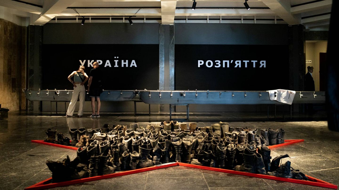 Las botas de soldados rusos muertos en la invasión de Ucrania, expuestas en el museo.