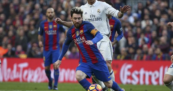 Foto: Messi conduce el balón ante la mirada de Cristiano. (Reuters)
