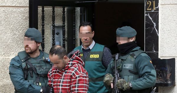 Foto: Uno de los detenidos por el asesinato del concejal de IU en Llanes (Asturias) Javier Ardines, es conducido por miembros de la Guardia Civil tras efectuar un registro en su domicilio de Bilbao. (EFE)