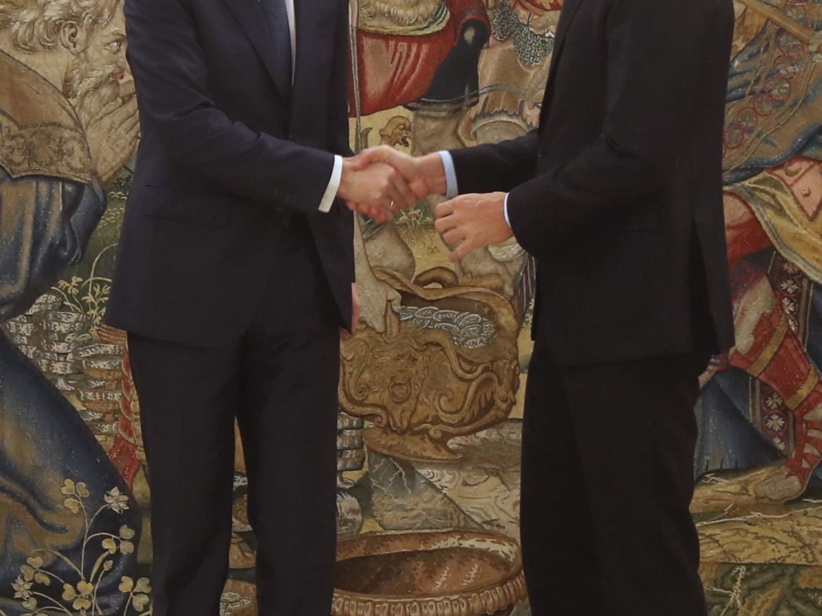 Foto: El gobernador del Banco de España, Pablo Hernández de Cos (i), y el presidente del Gobierno, Pedro Sánchez. (EFE)