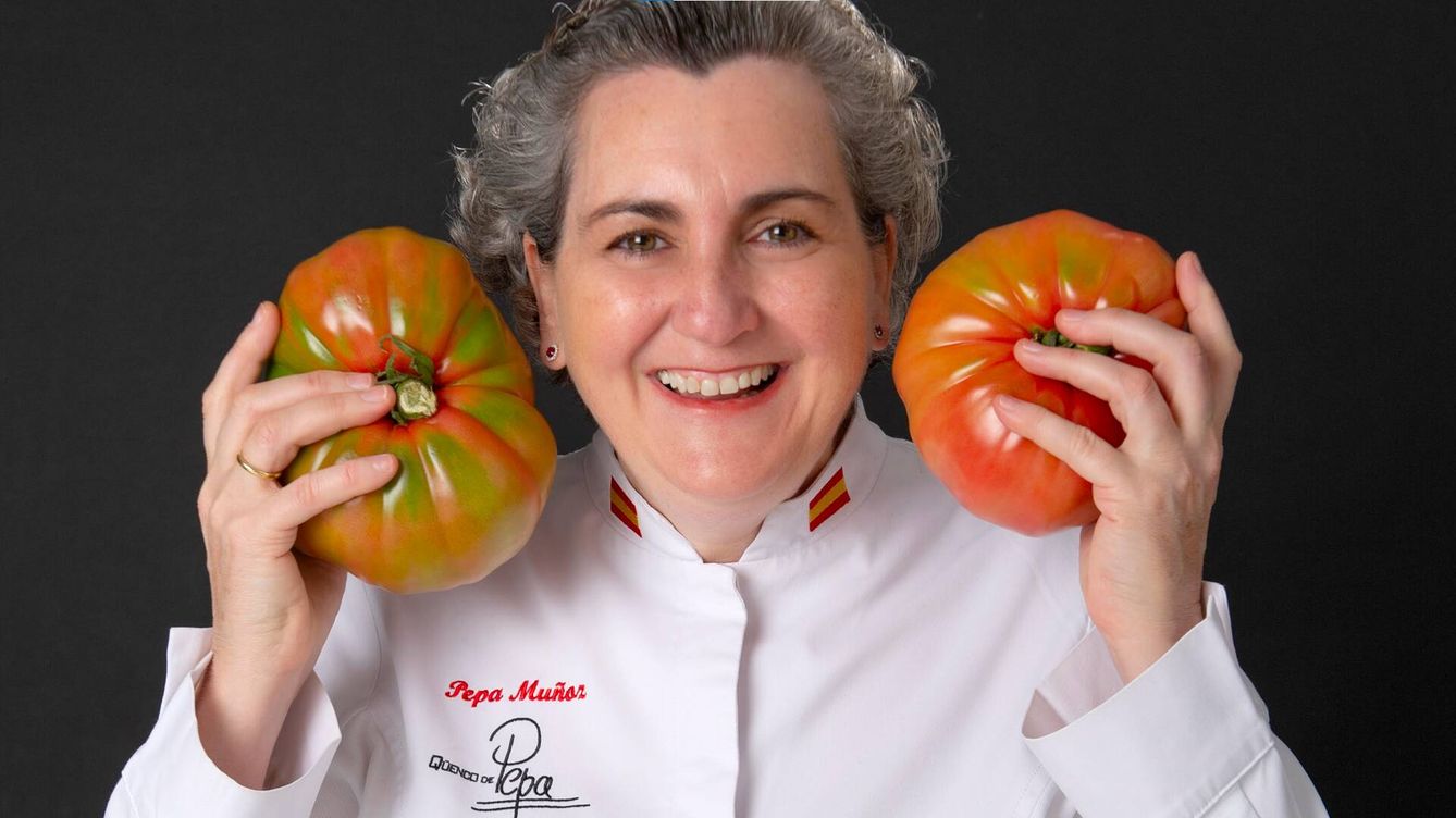 Foto: La chef del tomate, Pepa Muñoz, con dos de sus creaciones. (Cortesía)