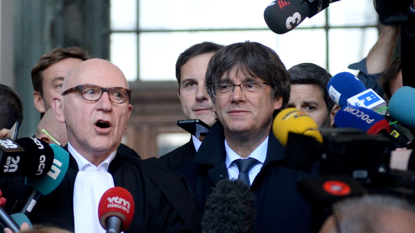 Carles Puigdemont junto a su abogado. (Reuters)
