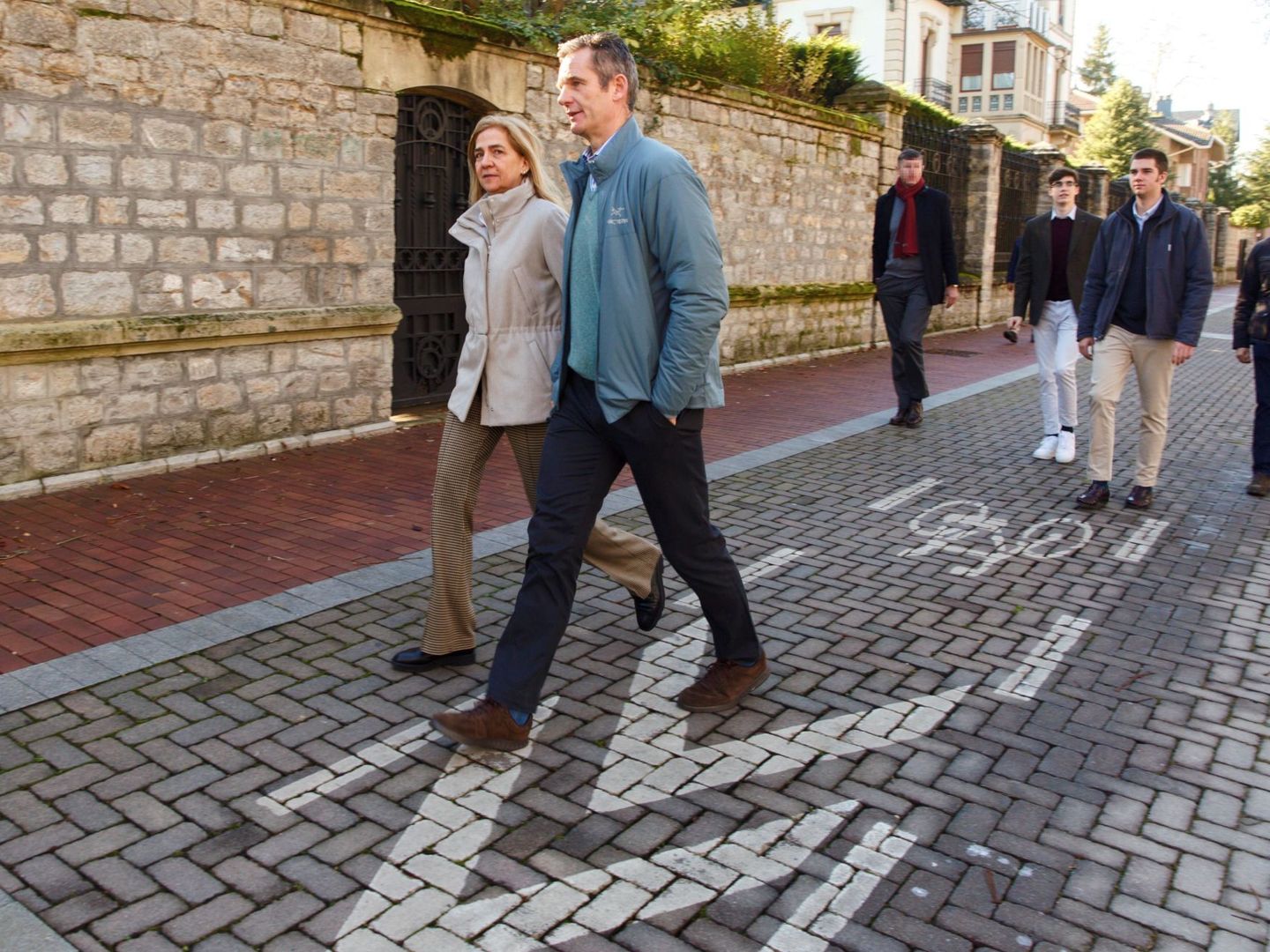 La Infanta e Iñaki, paseando por Vitoria. (EFE)