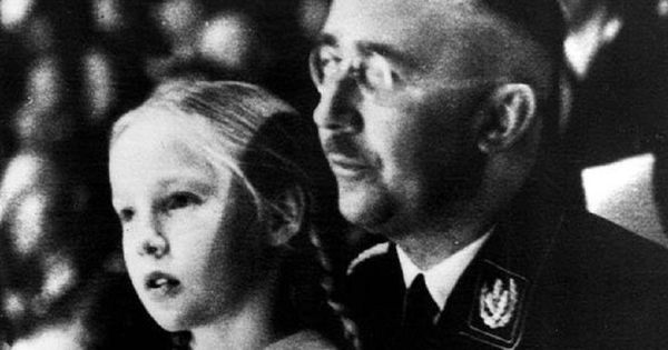 Foto: Heinrich Himmler, junto a su hija Gudrun, que olvidaría su apellido por el de Burwitz