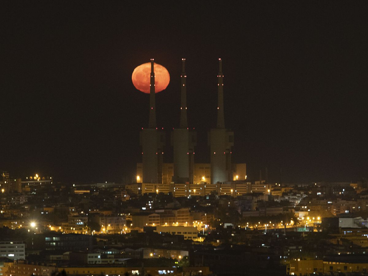 Foto: La "superluna rosa" en 2022 sobre la ciudad de Barcelona (EFE/Marta Pérez)