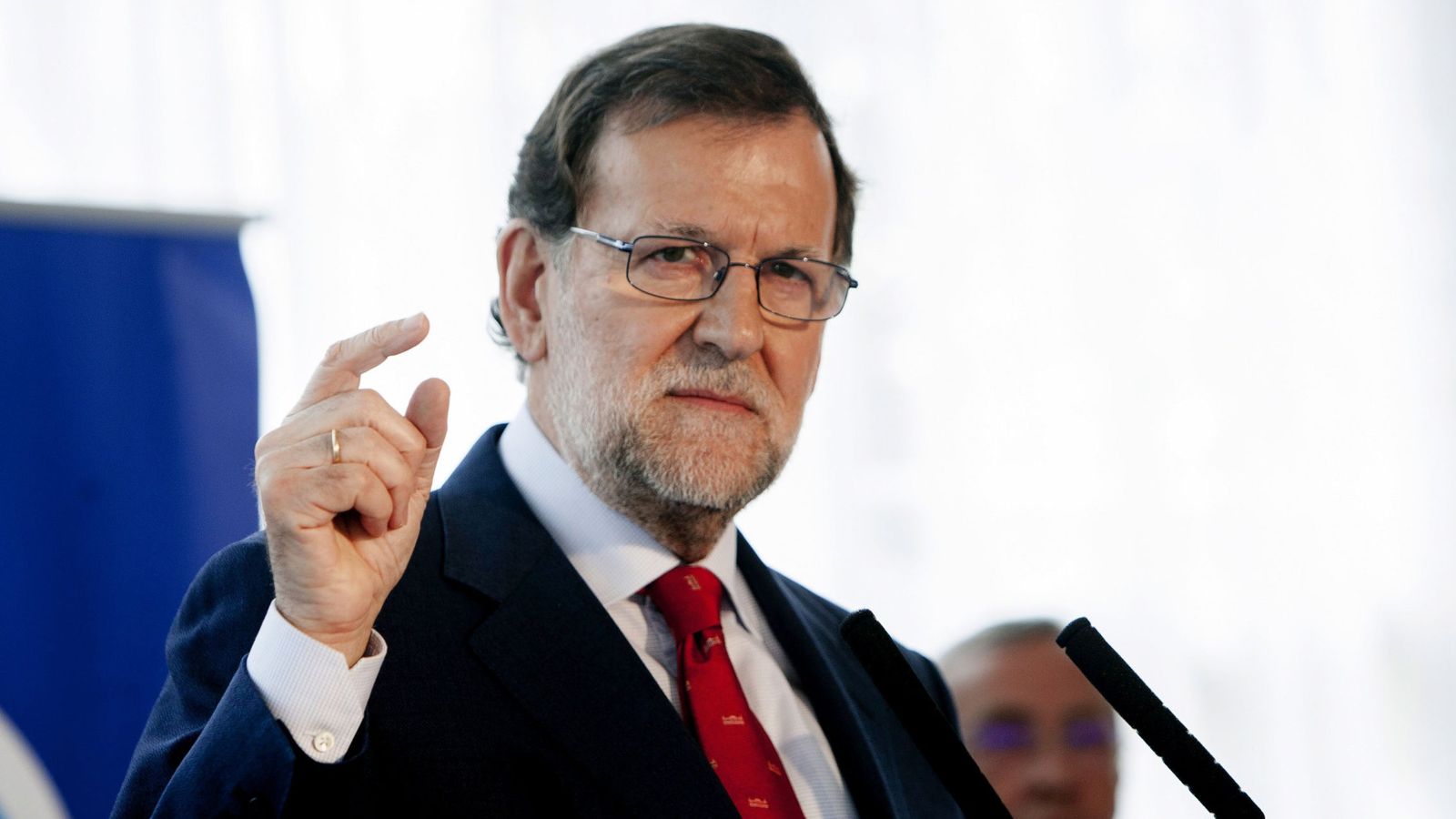 Foto: El presidente del Gobierno en funciones, Mariano Rajoy, durante su intervención en un almuerzo este lunes en Badajoz (EFE)