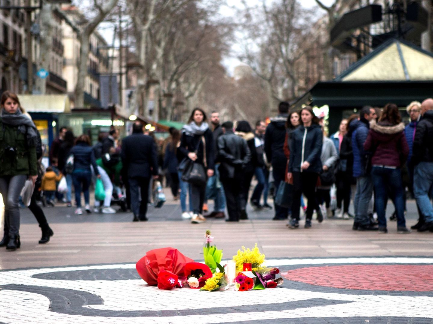 Unas flores homenajean seis meses depués a las víctimas del atentado. (EFE)