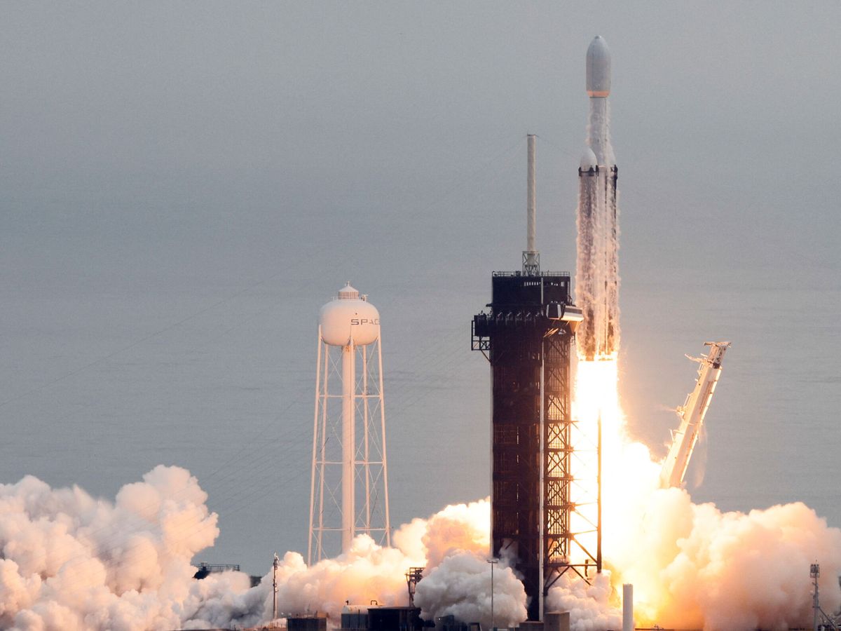 Foto: Un cohete Falcon Heavy de la compañía SpaceX despega desde Cabo Cañaveral con la nave Psyche en su cúspide. (Reuters/Joe Skipper)