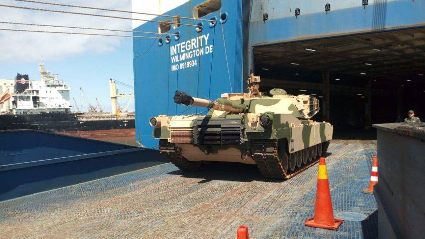Uno de los M1 A1 SA Abrams marroquíes embarca para su entrega. (US Army)