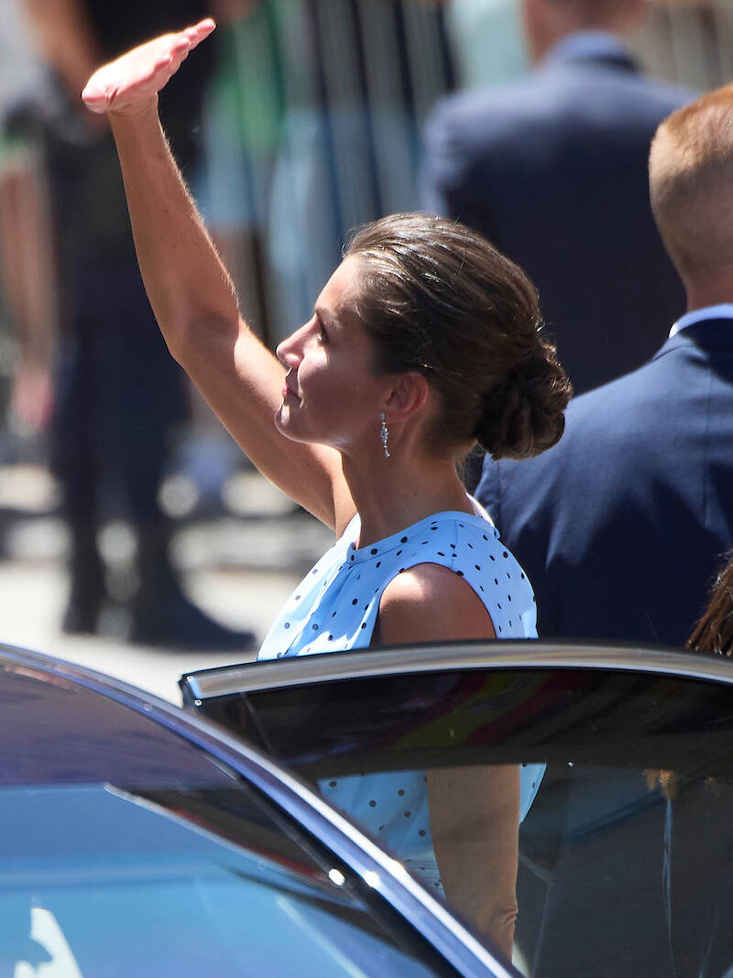 La Reina, saludando a las personas presentes en el desfile. (LP)
