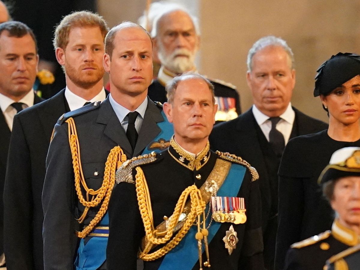 Foto: La familia real, en el traslado del féretro de Buckingham a Westminster. (Reuters/Jacob King)