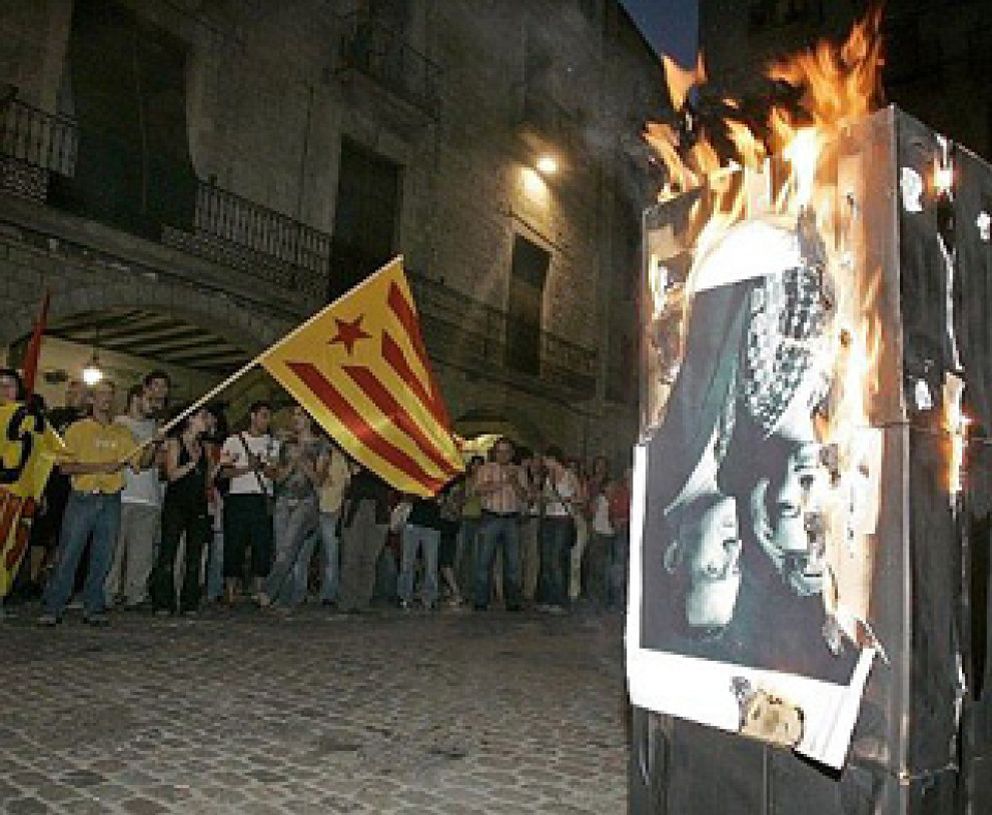 Foto: 'Libertad exprés' para el joven independentista que quemó fotos del Rey