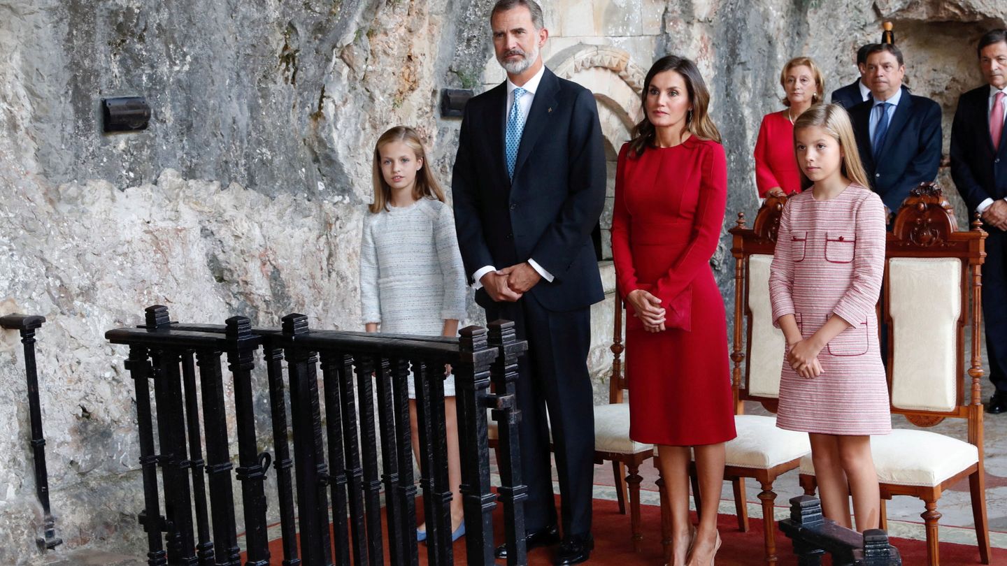 La reina Letizia posa junto al rey Felipe y las Infantas, hace unos días, vestida de Carolina Herrera. (Reuters)