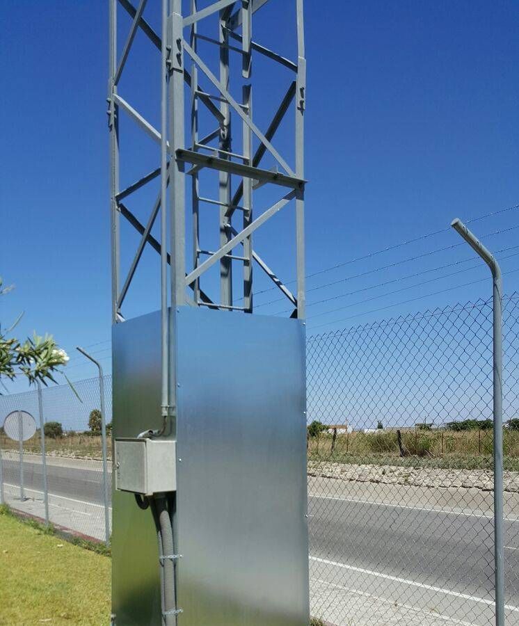 Foto: Torre de electricidad colocada en la prisión del Puerto de Santa María. (EC)