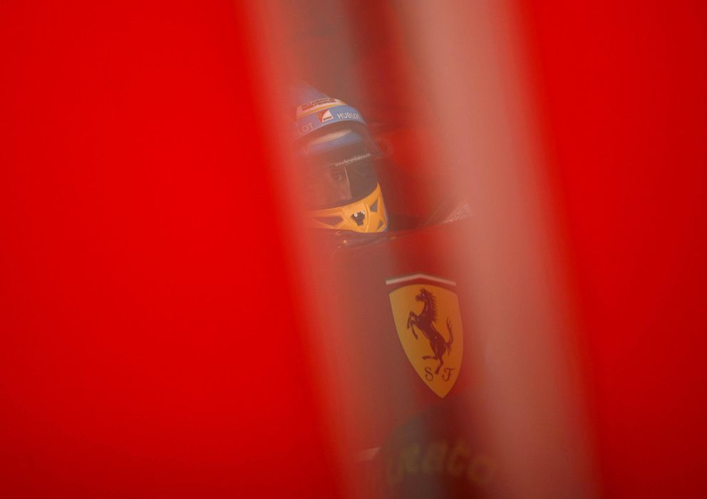 Foto: Fernando Alonso en su box del Circuito de Jerez en su toma de contacto con el F14T.