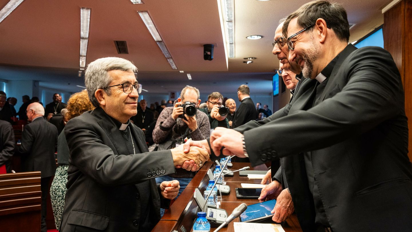 El arzobispo Luis Argüello (i), en la celebración de su 124.ª Asamblea Plenaria, en la sede de la Conferencia Episcopal Española (CEE). (Europa Press/Matias Chiofalo)