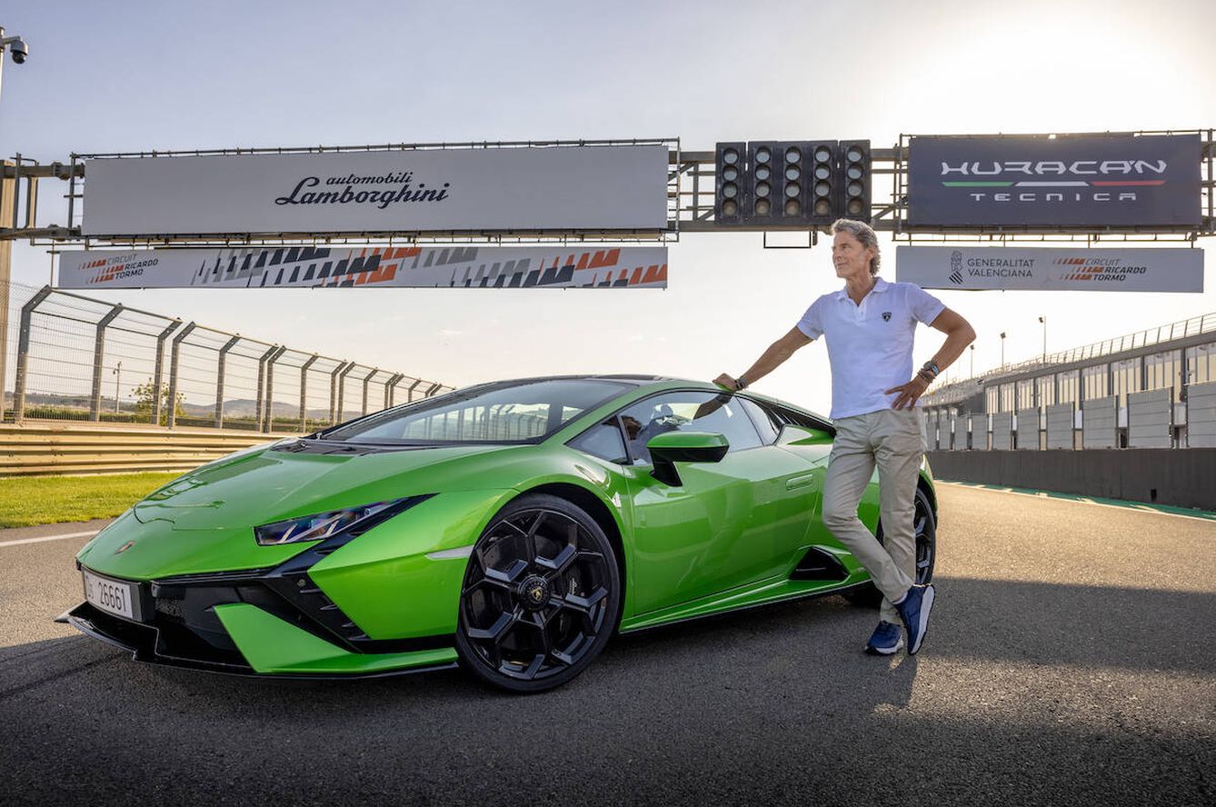 Stephan Winklemann, presidente y CEO de Automobili Lamborghini, junto al Huracán.