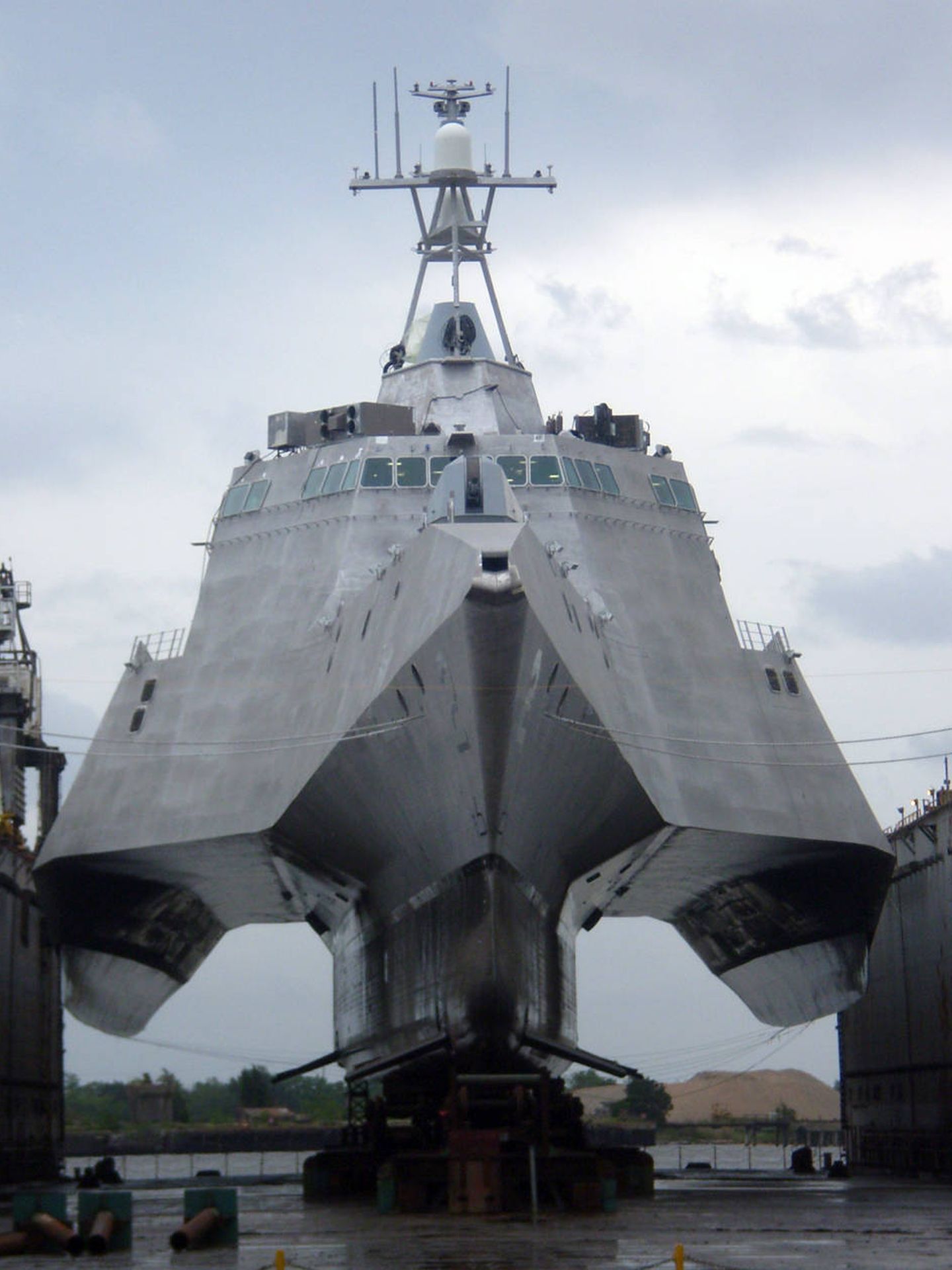 USS Independence (LCS-2) en dique, con su revolucionario disen?o de casco trimara?n (US NAVY)