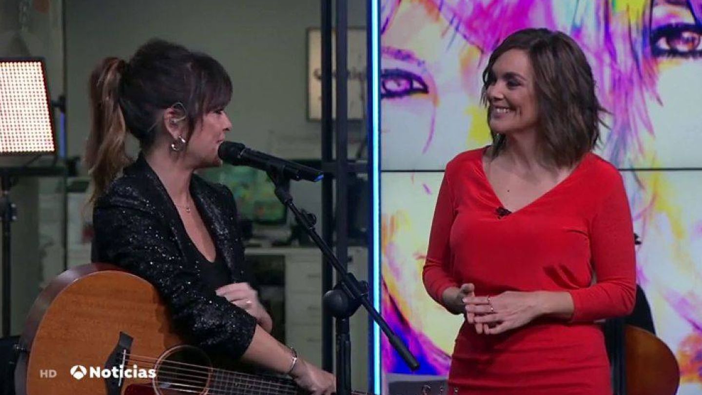 Vanesa Martín junto a Mónica Carrillo en 'Antena 3 Noticias'. (Antena 3)