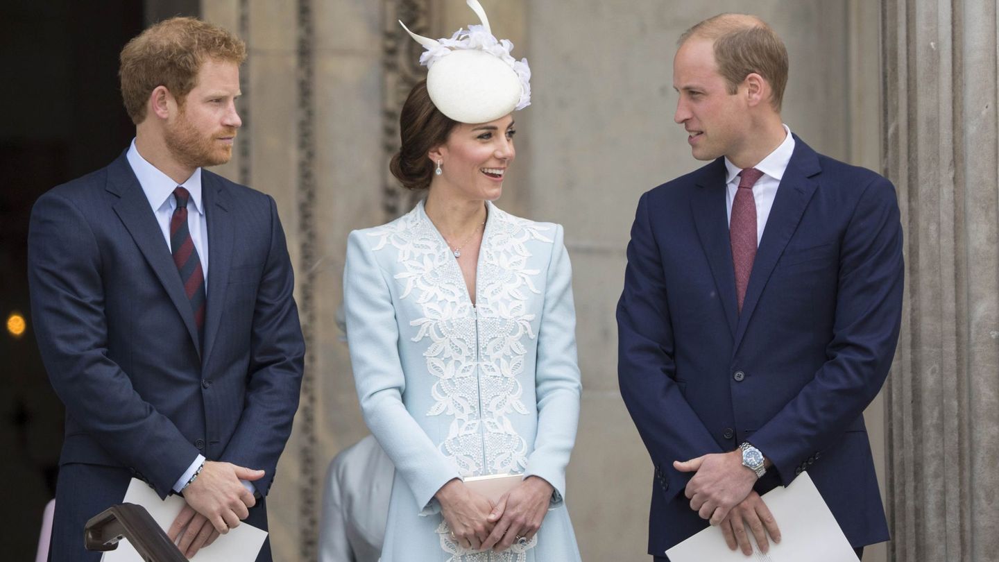 El príncipe Harry junto a Kate Middleton y el príncipe Guillermo en una imagen de archivo. (EFE)