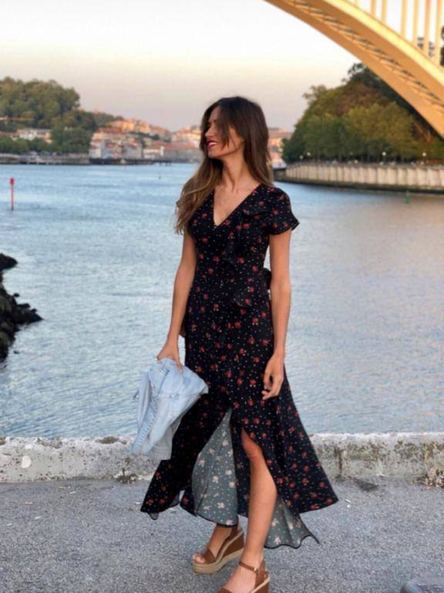Sara Carbonero con el vestido largo de flores que está agotado. (Instagram)
