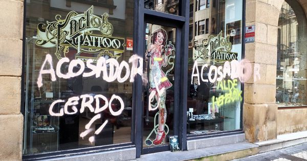 Foto: Exterior del estudio de tatuaje repleto de pintadas contra el responsable del negocio, que se enfrenta a once denuncias por acoso sexual. (EC)