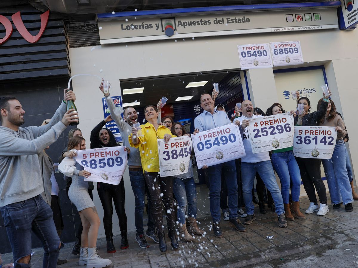 Foto: Esta es la administración de Valencia que más premios gordos ha repartido durante la lotería de Navidad (EFE/Manuel Bruque)