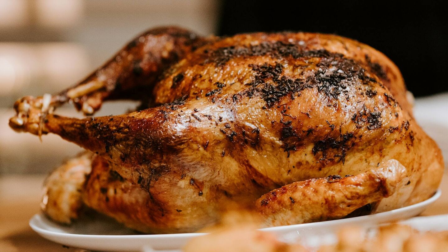 El pavo o pollo relleno es tradicional de Acción de Gracias (Claudio Schwarz para Unsplash)