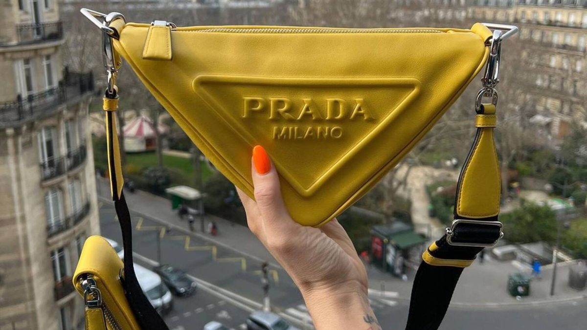 El logo de Prada es un 'it-bag' que sensación