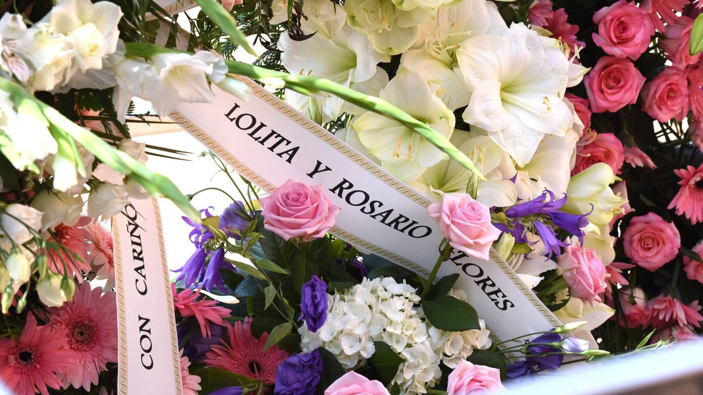 Algunas de las coronas de flores que enviaron Lolita y Rosario. (Cordon Press)