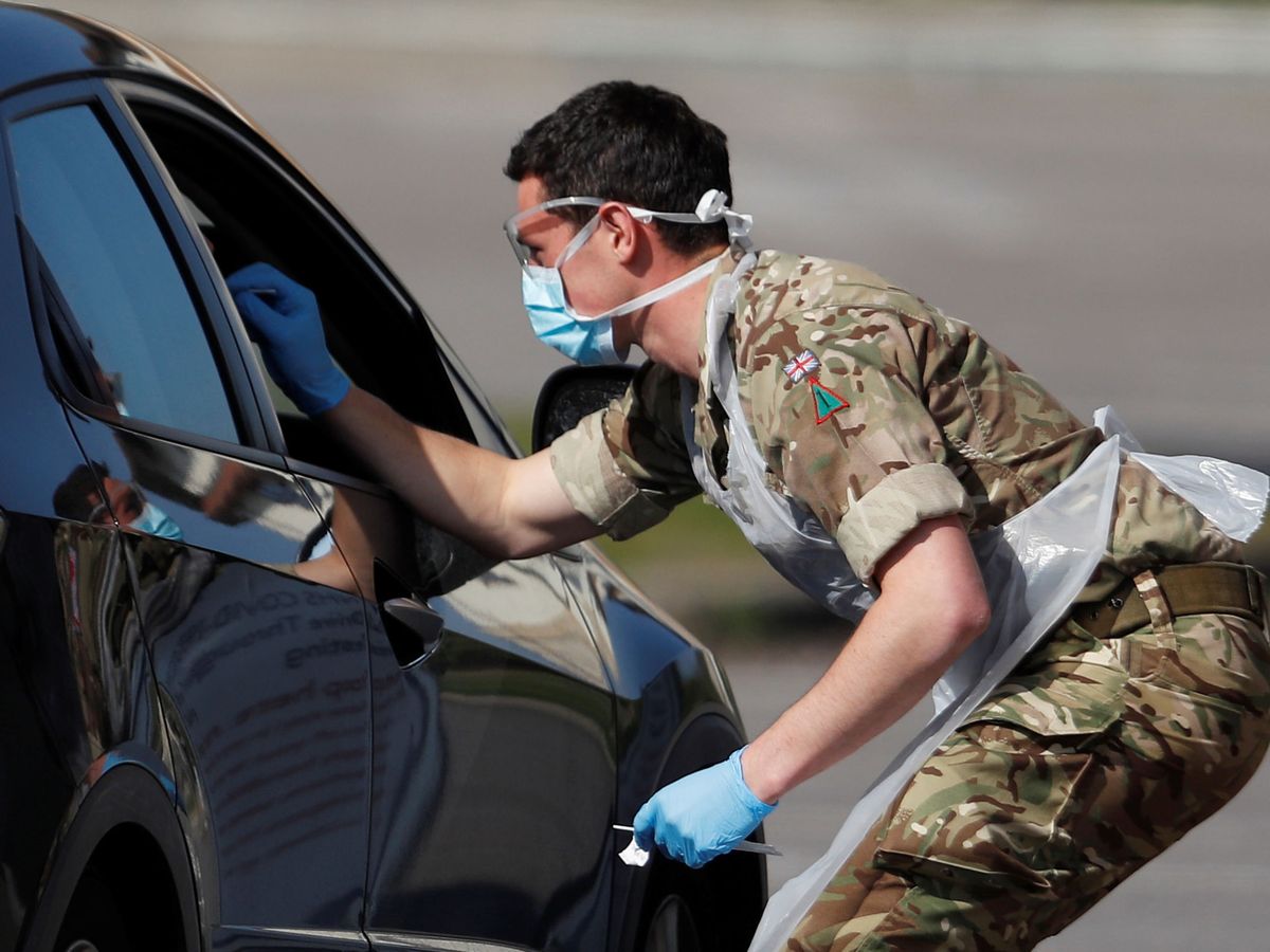 Foto: Un militar realiza un test para detectar el Covid-19 en Londres. (Reuters)