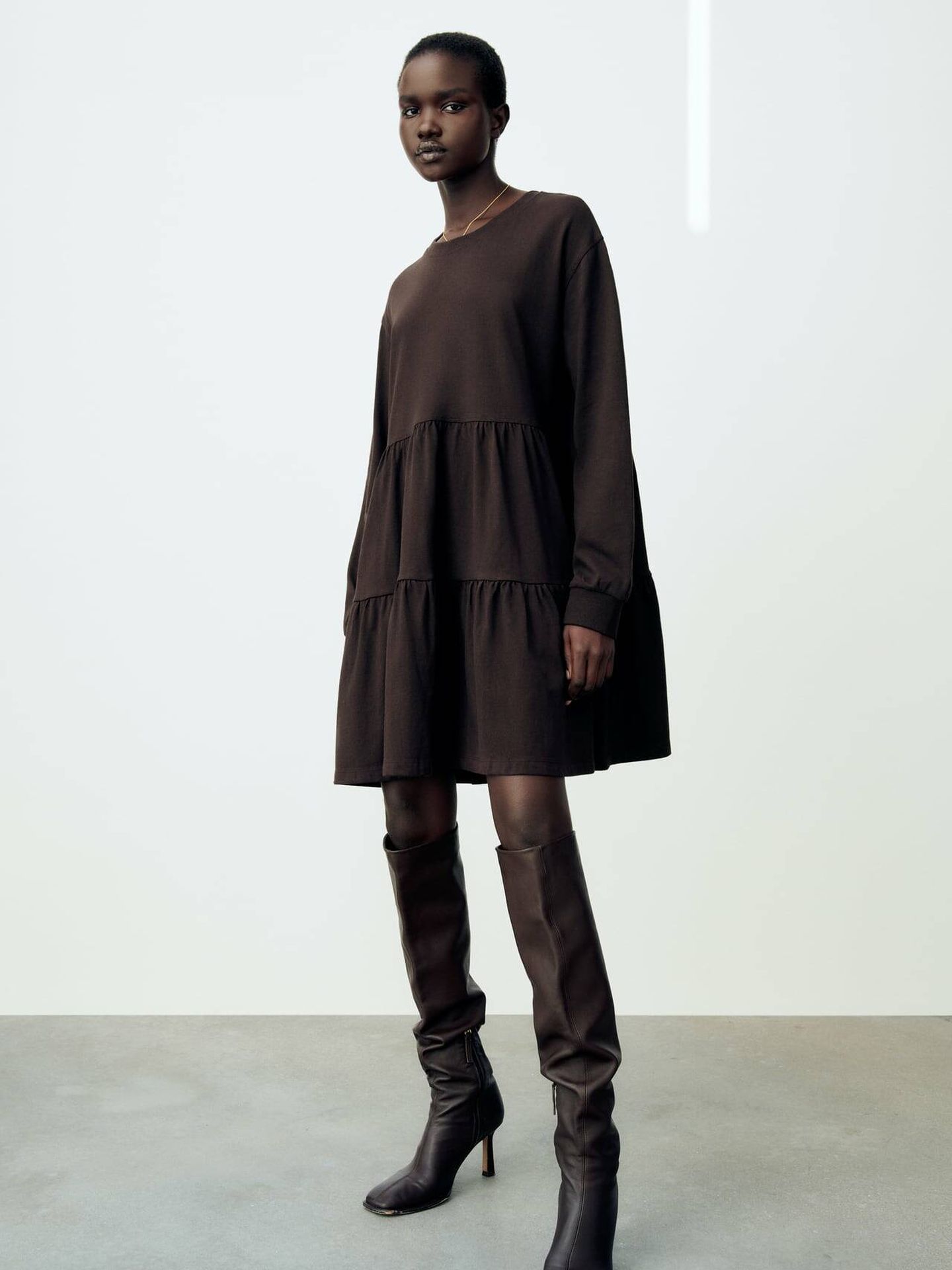 Vestido marrón de Zara. (Zara/Cortesía)