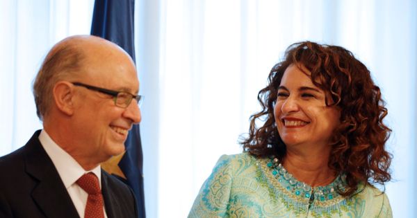 Foto: La ministra de Hacienda, María Jesús Montero, ríe con su antecesor en el cargo, Cristóbal Montoro. (Reuters)