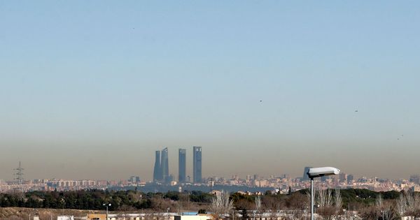 Foto: Madrid mantiene para este jueves su protocolo contra la contaminación. (EFE)