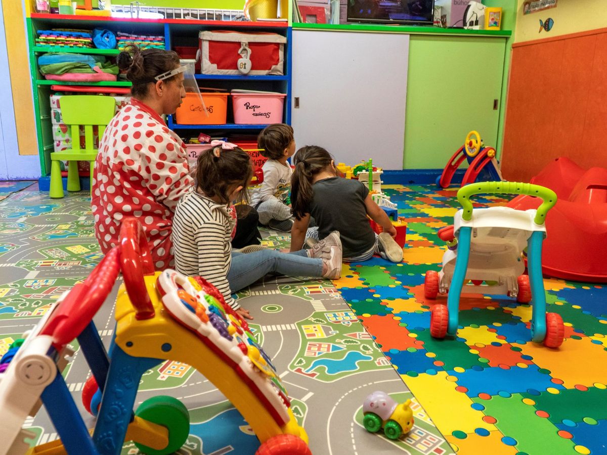 Foto: Varios niños juegan en una guardería de Santander. (EFE)