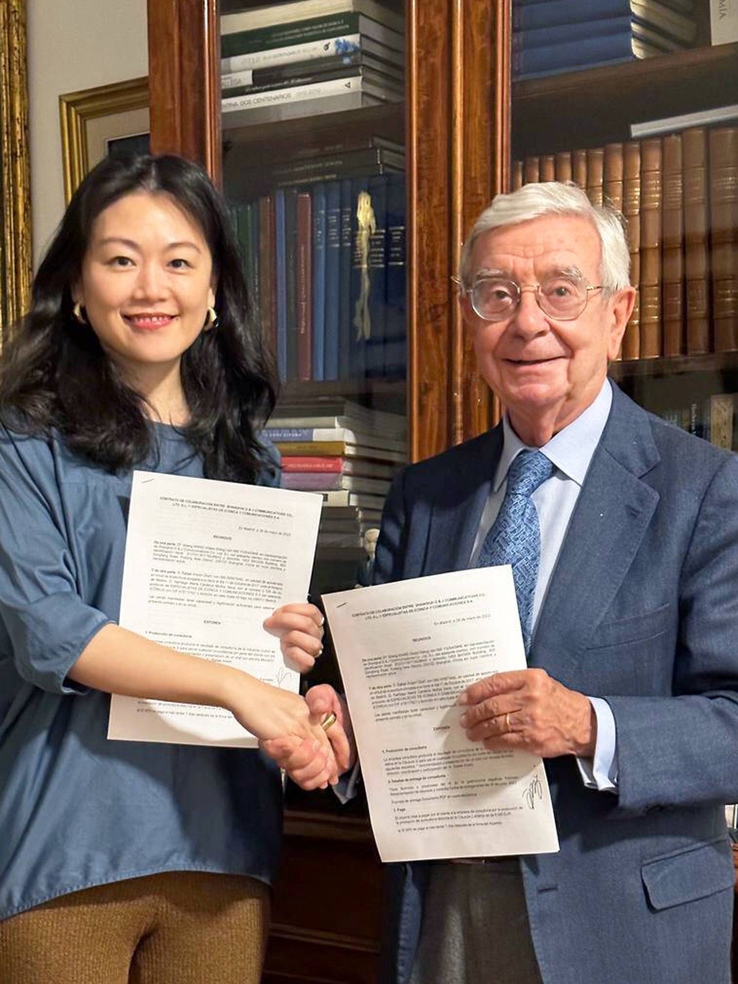 Daisy Wang y Rafael Ansón firmando un acuerdo de colaboración. (Rafael Ansón)