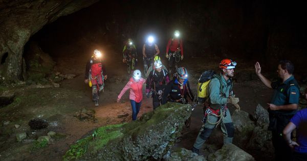 Foto: Las tres espeleólogas a las que se buscaba desde ayer en la cueva cántabra Cueto-Coventosa han salido por su propio pie este lunes. (EFE)