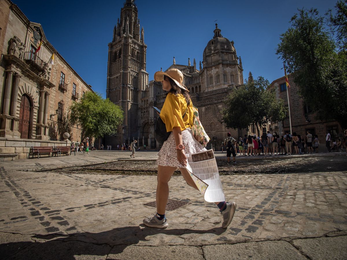 Foto: Una turista camina por la plaza de los Tres Poderes de Toledo. (EFE/A. Visdómine)