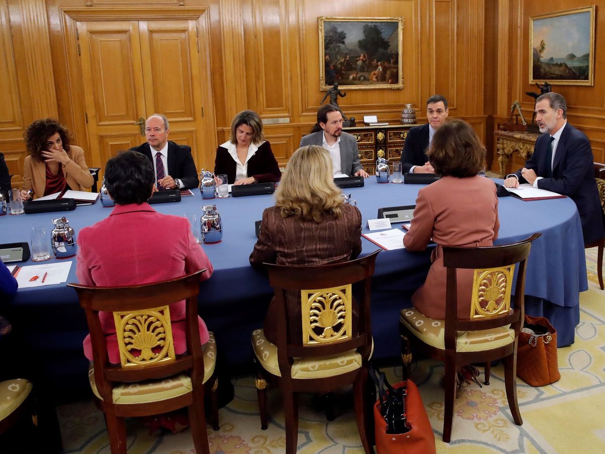 Foto: El Rey preside el primer Consejo de Ministros deliberativo con Pedro Sánchez de presidente, este 18 de febrero en la Zarzuela. (EFE)