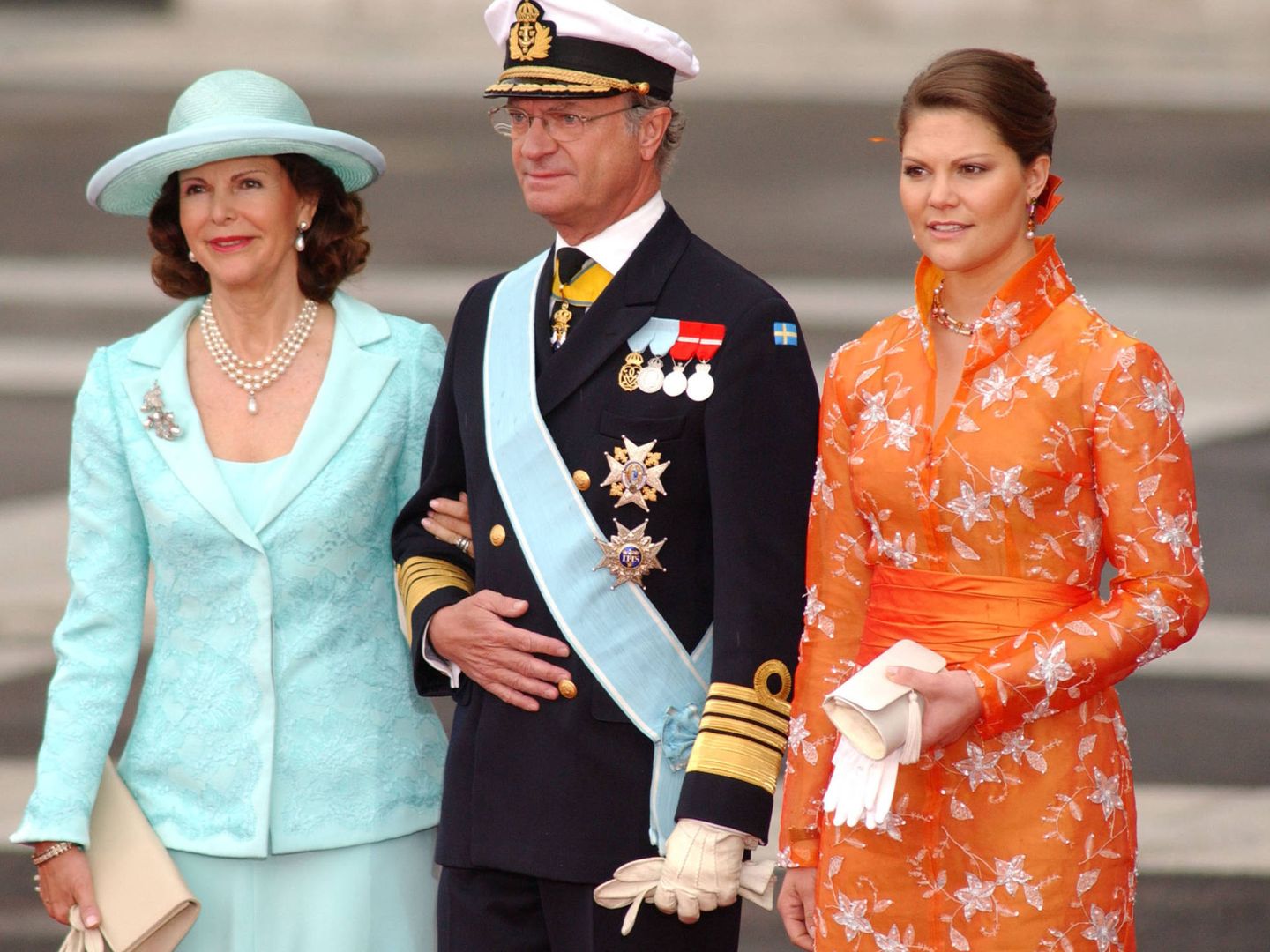 Carlos Gustavo de Suecia, junto a la reina Silvia y la princesa Victoria. (Getty)
