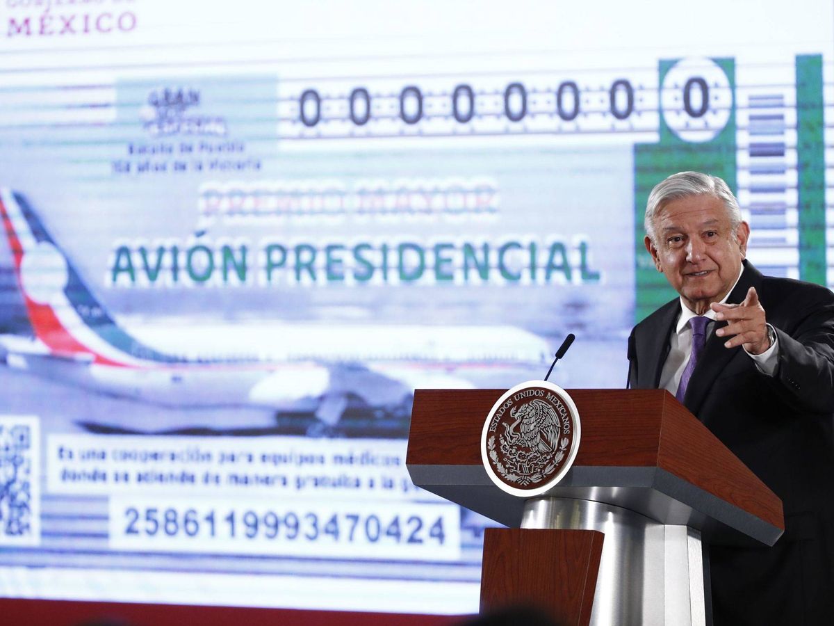 Foto: López Obrador con el billete. (EFE)
