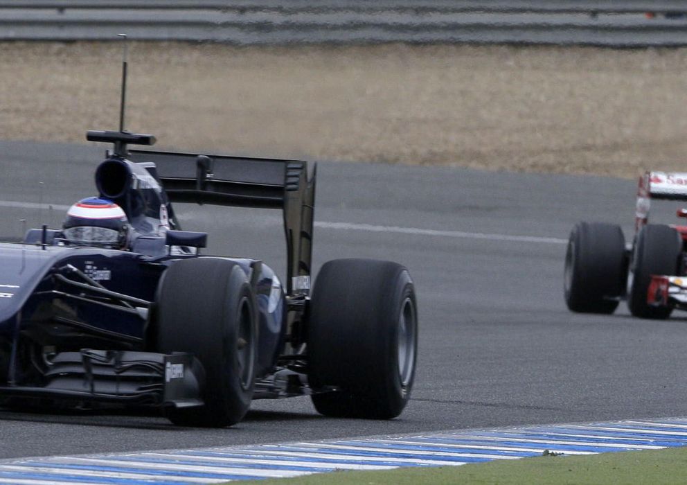 Foto: Kimi Raikkonen rodando con su F14T por detrás del Williams de Valtteri Bottas.