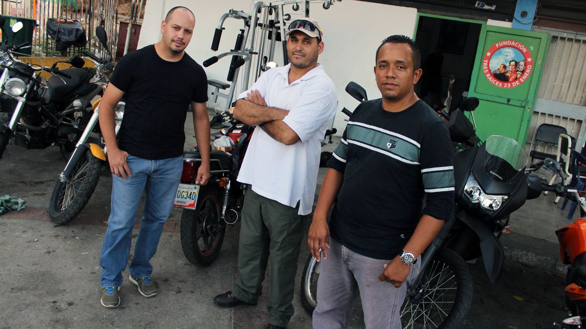 Un paseo en moto por Caracas con el brazo armado de la revolución bolivariana