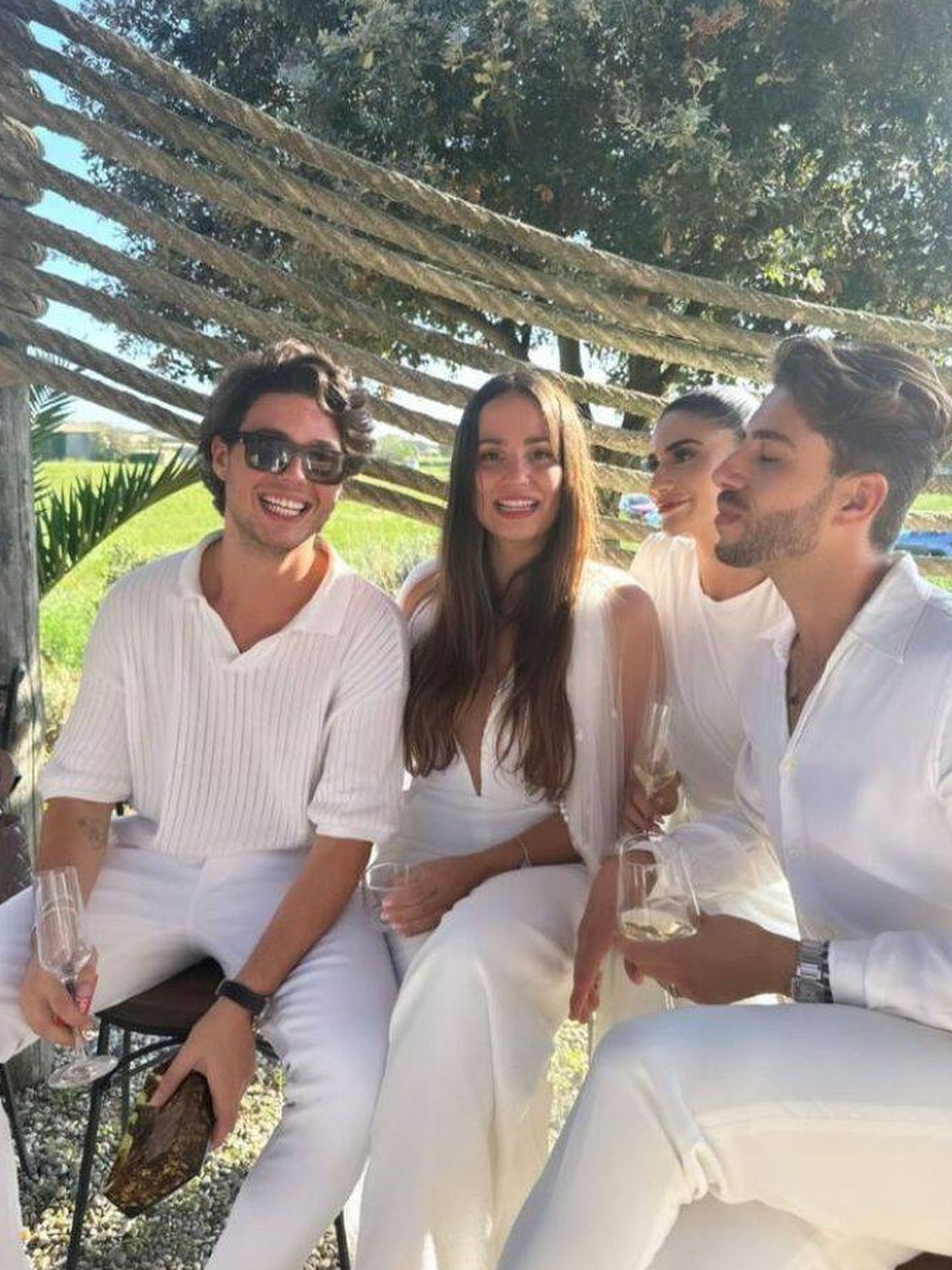 Carolina Monje posa con amigos en su fiesta preboda. (Instagram @marcvicaro)