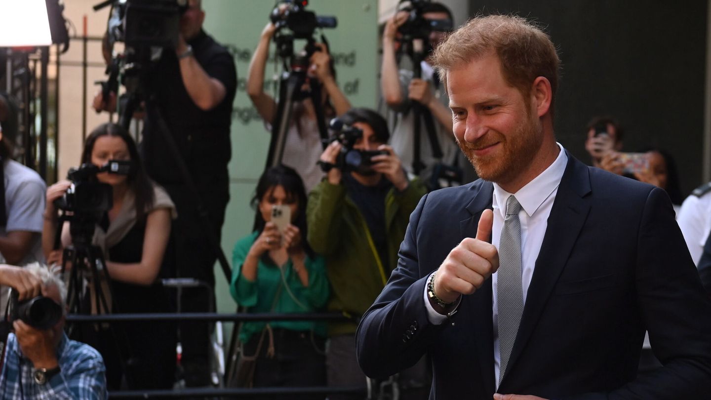 Un sonriente Harry abandona el Alto Tribunal de Londres tras la segunda sesión del juicio. (Reuters)