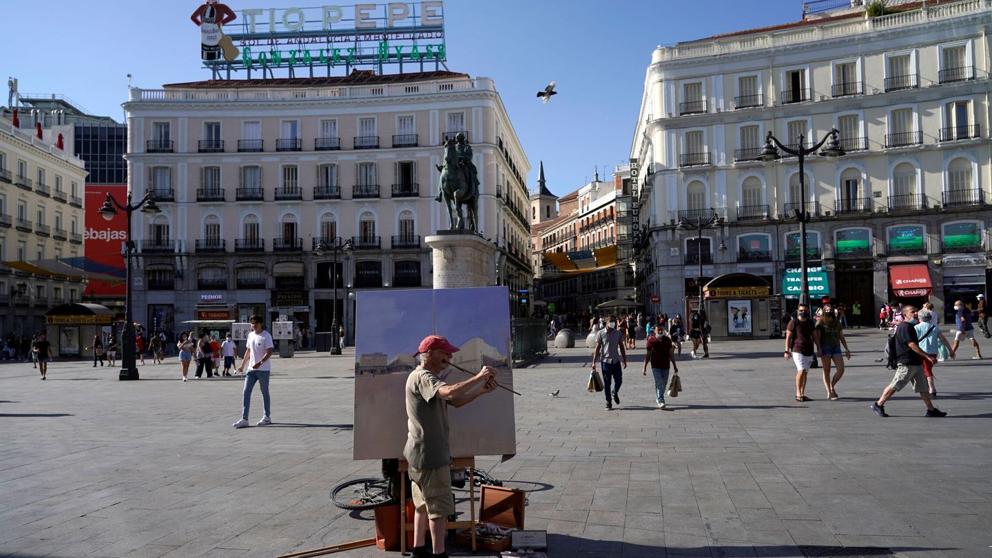 Antonio López, pintando la Puerta del Sol. (Reuters/Juan Medina)