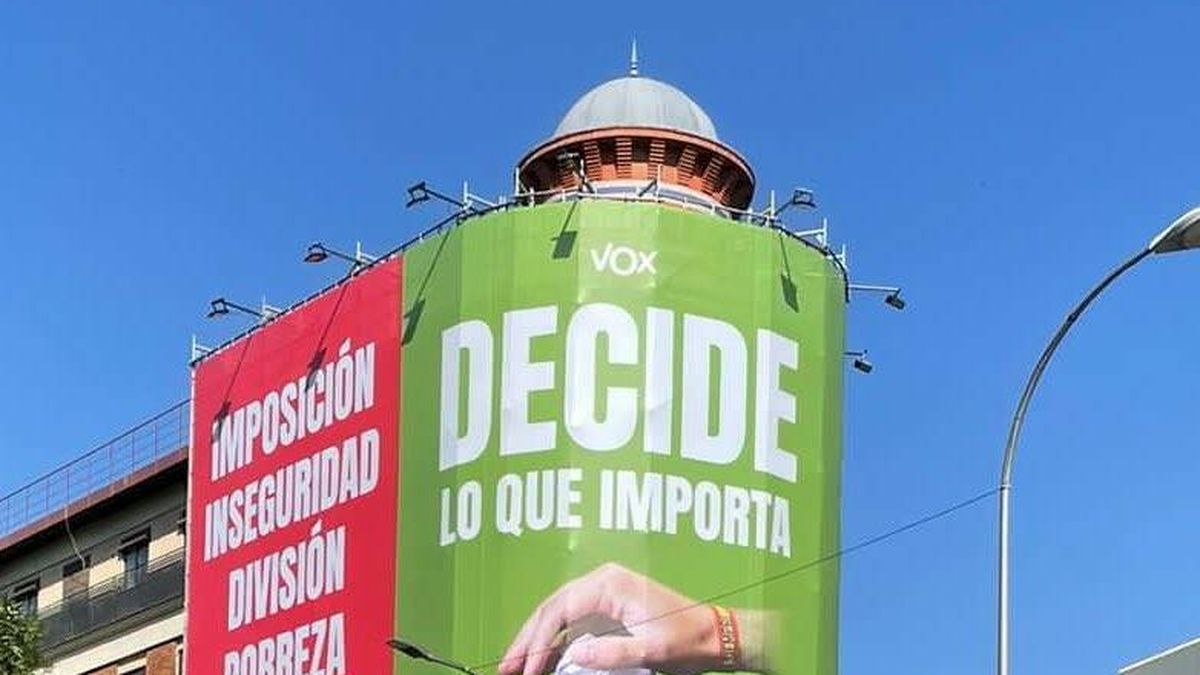 Polémica lona gigante de Vox en Madrid: tiran a la basura la bandera LGBTI y el logo feminista